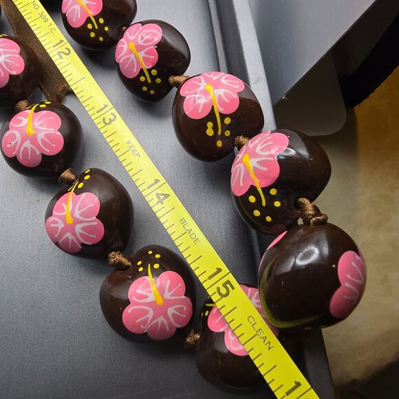 VTG Hawaiian Kukui Nut Lei 30" Brown w/ Hand Painted Pink Hibiscus Ribbon Tie - Picture 8 of 10